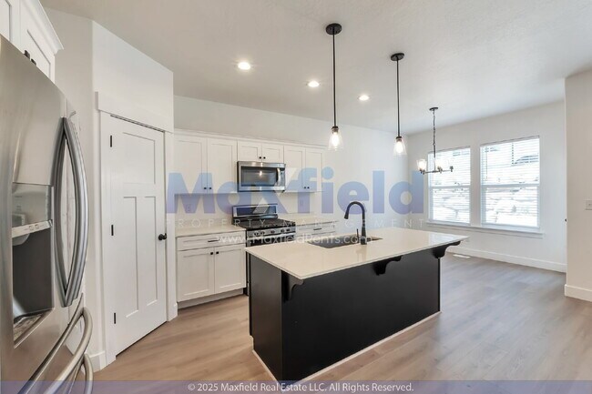 Building Photo - 5BD/3BTH/2GAR - Great space - Lehi Living