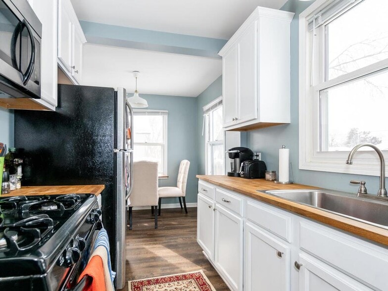 Building Photo - 726 Quincy St NE