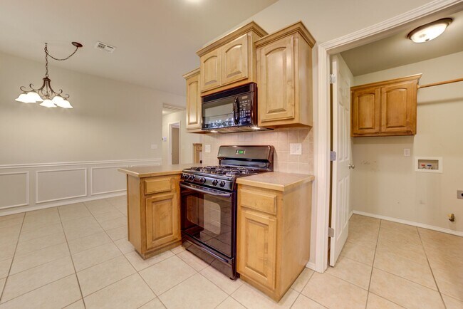 Building Photo - 3 Bed / 2 Bath in Collinsville!