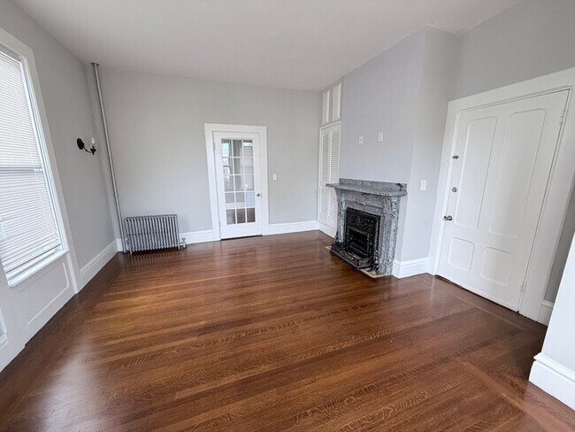 Building Photo - 82 School St