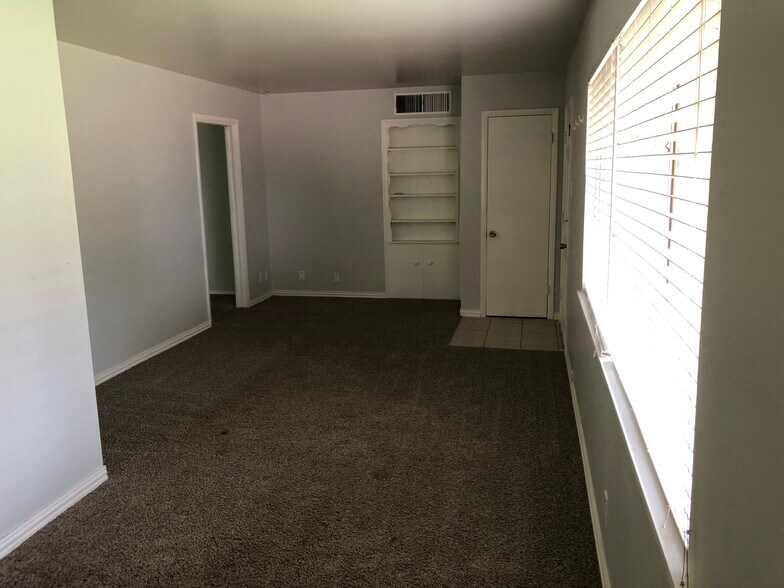 2nd bedroom (or could be 2nd living room) DOES have closet! - 2754 Yale