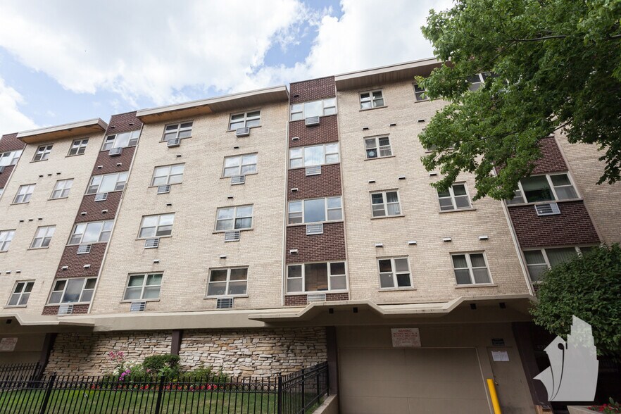 Primary Photo - 420 W Aldine Ave