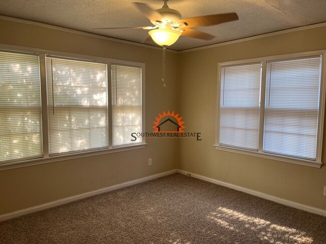 Building Photo - Spacious 3 bedrooms 1.5 baths home with 1 ...