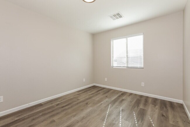 Building Photo - 4515 E Oxford Ln