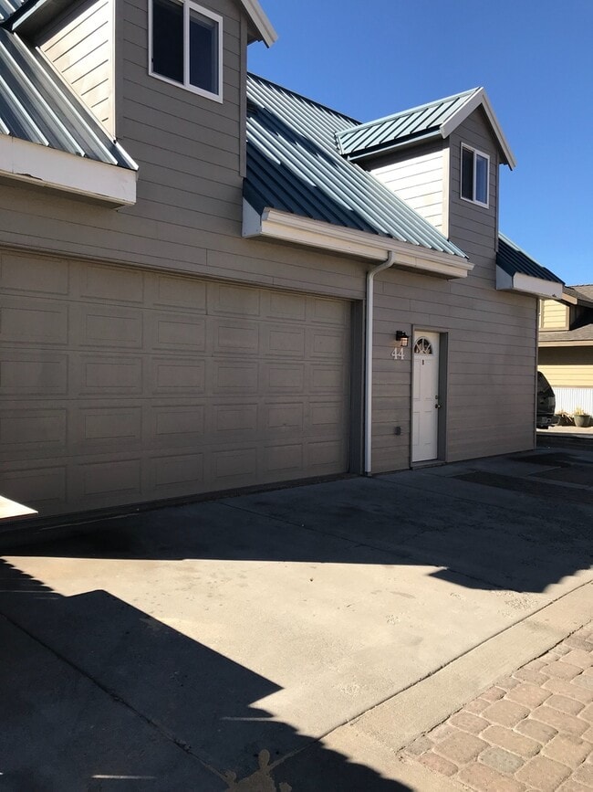 Building Photo - Upper unit in SW Bend Close to Old Mill an...