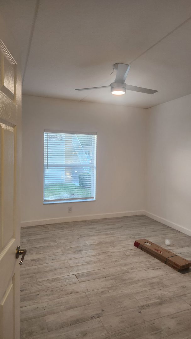 Building Photo - 3 bedroom 2 bath condo