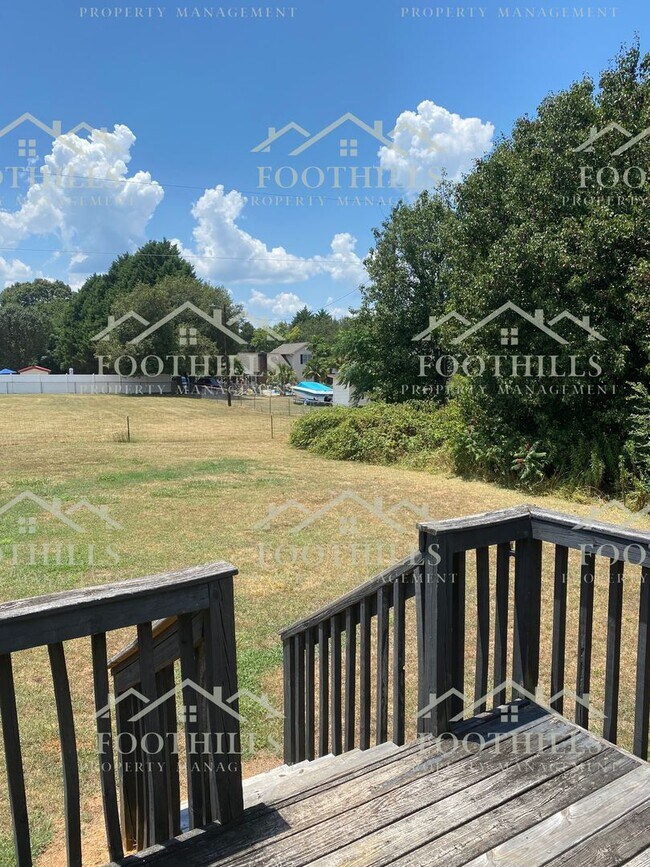 Building Photo - 2 Bedroom Duplex off Whitehall Rd