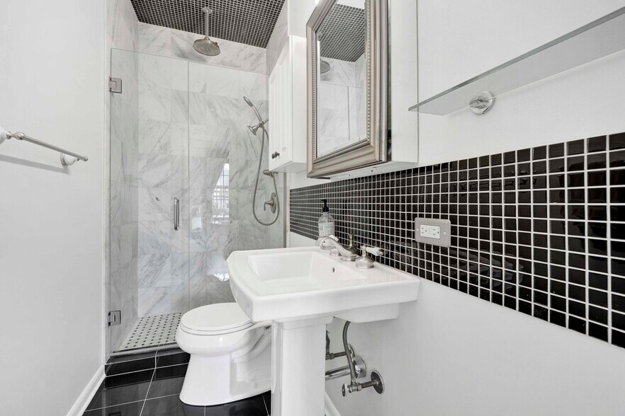 Primary bedroom ensuite - 223 W Wisconsin St