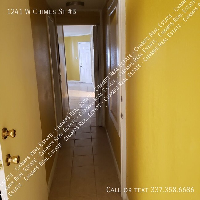 Building Photo - 1241 W Chimes St