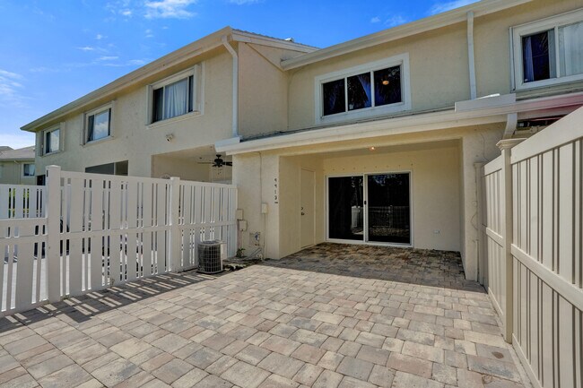 Building Photo - 9913 NW 57th Manor