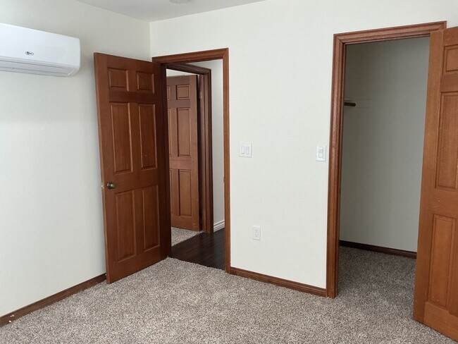 Building Photo - Los Caballeros #301