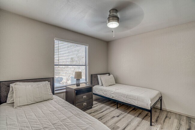 Building Photo - 311 Zenith Dr