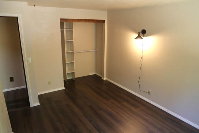 Building Photo - Cute 2 bed 1 bath Home 2 Car Garage Office