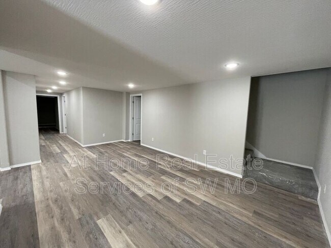 Building Photo - 656 S Southgate Dr