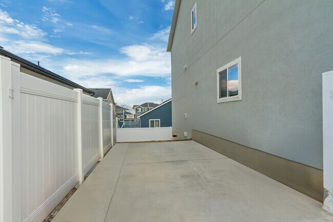 Building Photo - 7264 Silver Crk Wy