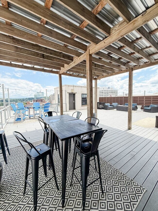 Building Photo - COMING IN SEPTEMBER!! Gorgeous 2 bedroom 1 bath Condo on Gay Street in downtown Knoxville!!!