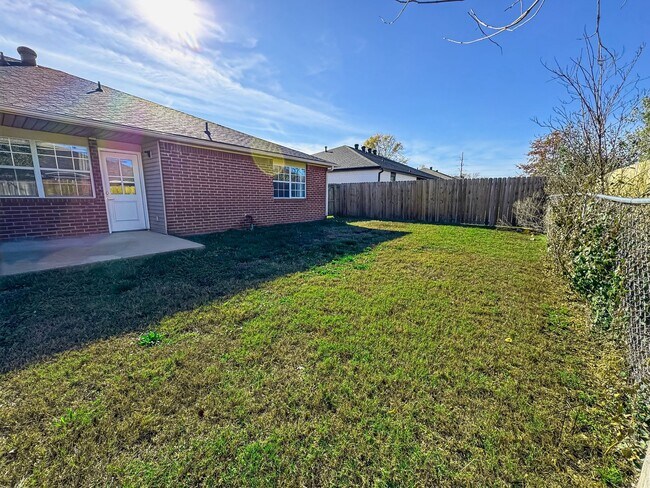 Building Photo - Available Now! 3 Bedroom, 2 Bathroom in Prime Bentonville Location, w/ Garage and Fenced-in Backy...