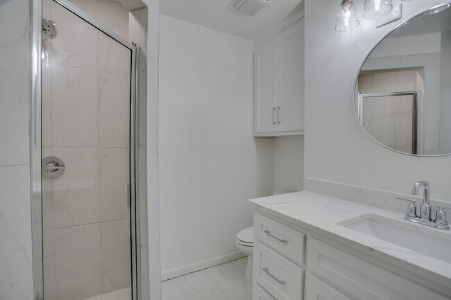 Building Photo - Pre Leasing for Fall 2026! 4/3 in Medical District