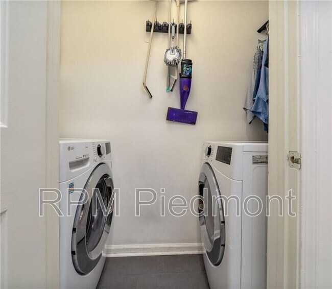 Building Photo - 220 Renaissance Pkwy NE