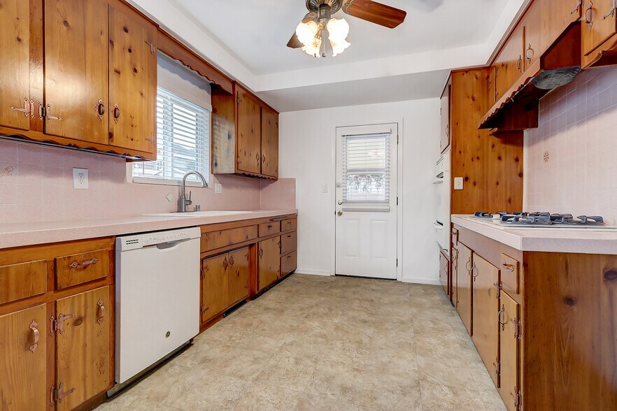 Building Photo - 2407 Mackay Ln