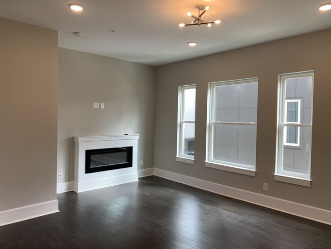 Building Photo - BEAUTIFUL TOWNHOMES IN MIDTOWN