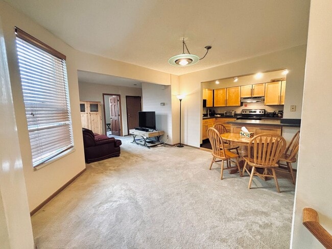 Building Photo - FURNISHED!! 2bed/1bath Condo Right Near Th...