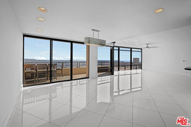 Building Photo - 4267 Marina City Dr