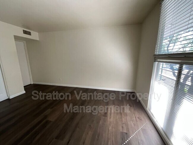 Building Photo - 6936 E 4th St