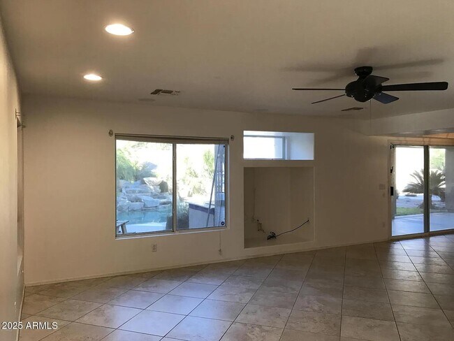 Building Photo - 6406 W El Cortez Pl