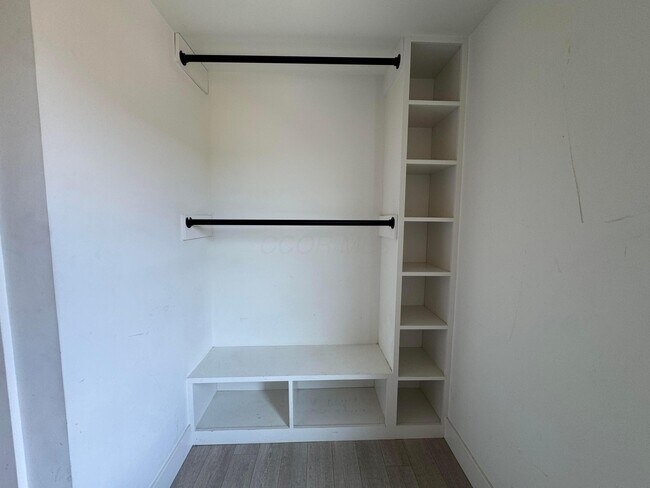 Building Photo - 973 E Broad St