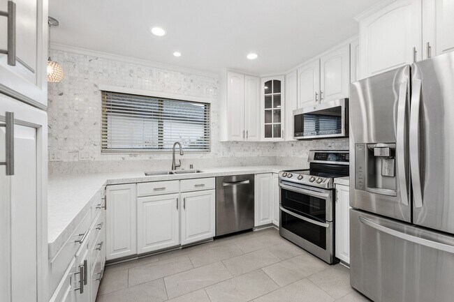 Building Photo - Rare, fully updated, private cul-de-sac one-story single-family house