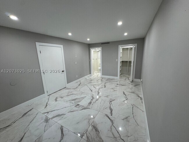 Building Photo - 15011 Coconut Ct