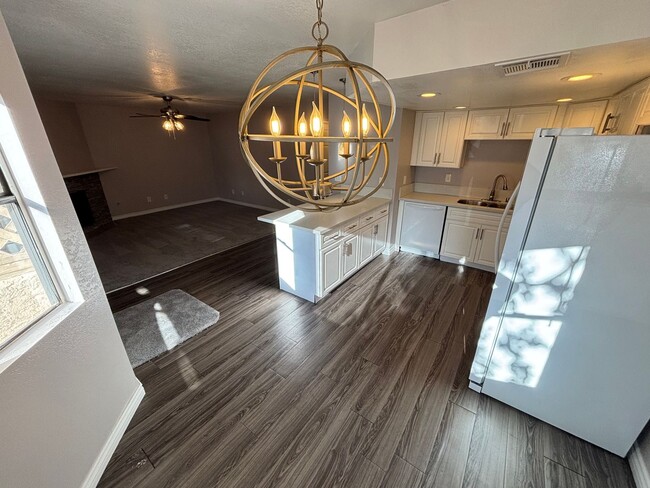 Building Photo - Gorgeous 2Bed/2Bath Condo located just out...