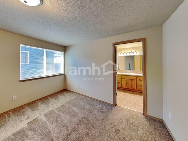 Building Photo - 467 Whitney Dr