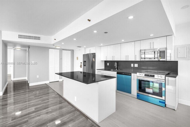 Building Photo - 1000 St Charles Pl