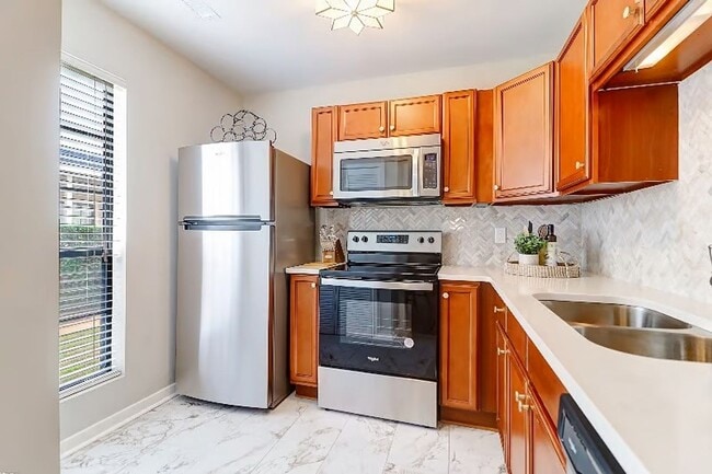 Building Photo - 2BD/2BA Town Home Mount Pleasant Fully Furnished - Available May 1st, 2026