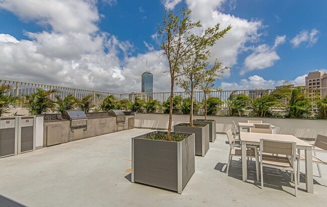 Building Photo - Kapiolani Residence - Great Location, Grea...