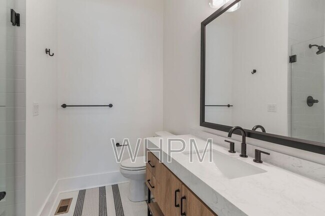 Building Photo - 541 Skyview Dr