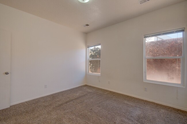 Building Photo - Amazing 3 Bedroom Near Rust Medical Center!!