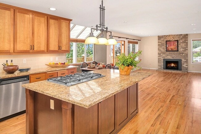 Building Photo - 4bd/2.5ba Newcastle Home