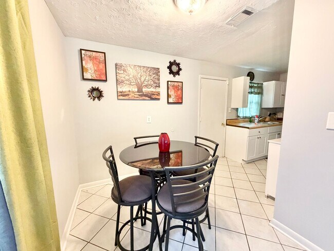 Building Photo - Home near downtown Savannah, Ga!! large fenced in backyard!!