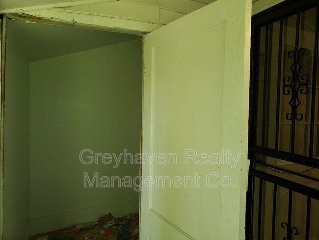 Building Photo - 924 W 37th St