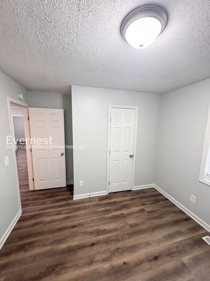 Building Photo - 711 W Creek Cir