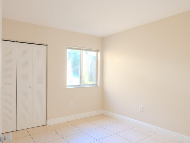 Building Photo - 4785 SW 62nd Ave