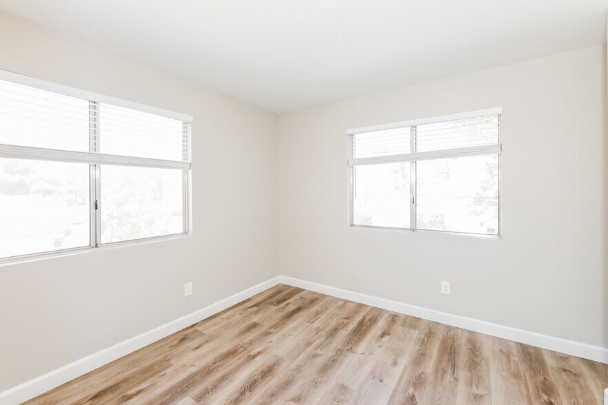 Building Photo - 2385 Cliffwood Dr