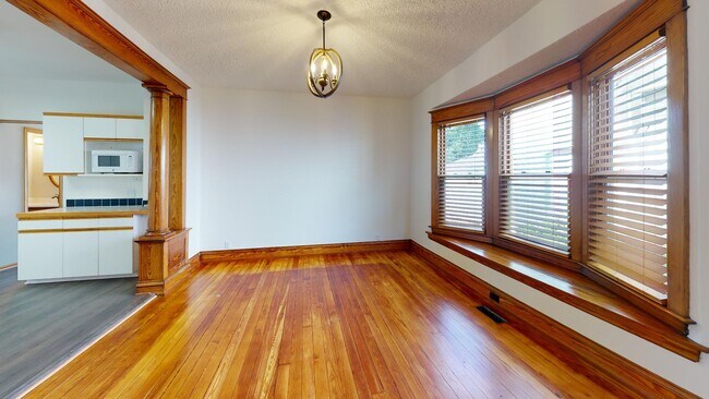 Building Photo - 1025 Park St SW