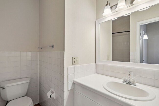 Building Photo - 1115 Broadmoor Dr