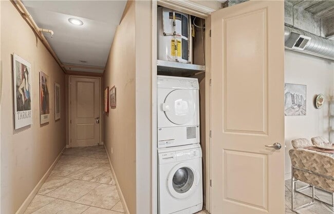 Building Photo - Contemporary Unit with High-End Features