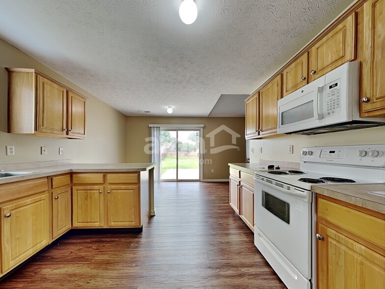 Building Photo - 160 Concord Farm Rd