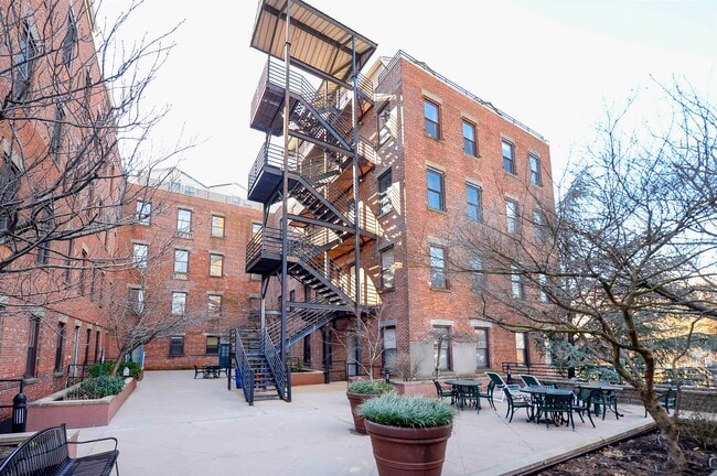 Building Photo - 186 Wayne St